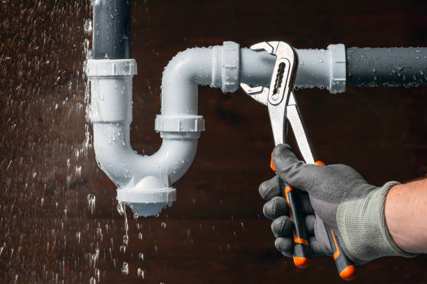 Professional Water Heater Repair technician working in Mentone, IN